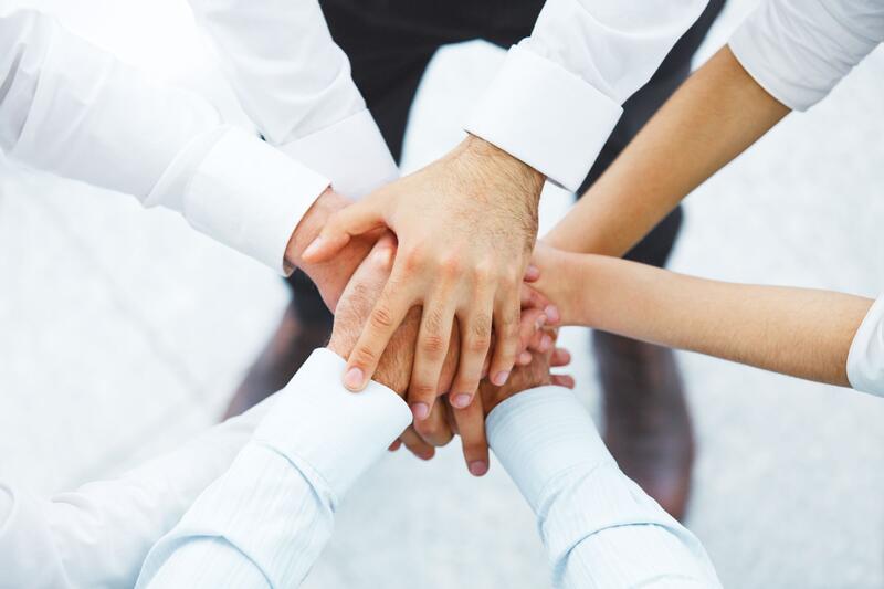 Hände übereinander – Team der SE Immobilien Management GmbH in Pforzheim