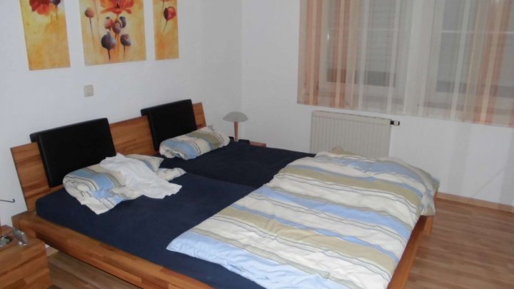 Rückzugsort über den Dächern – Gemütliche 3,5 Zimmer mit Balkon (Niefern-Vorort)