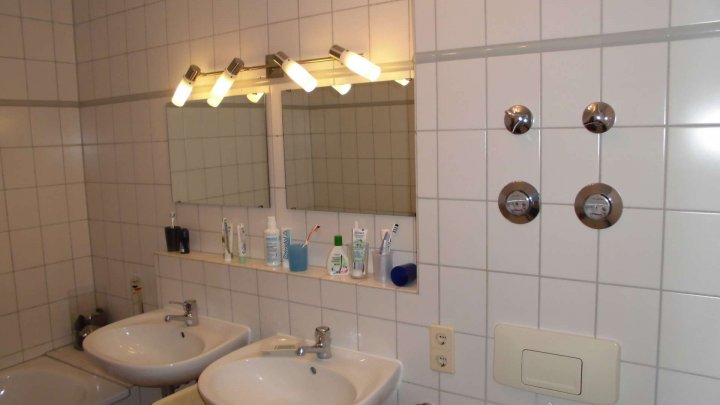 Rückzugsort über den Dächern – Gemütliche 3,5 Zimmer mit Balkon (Niefern-Vorort)
