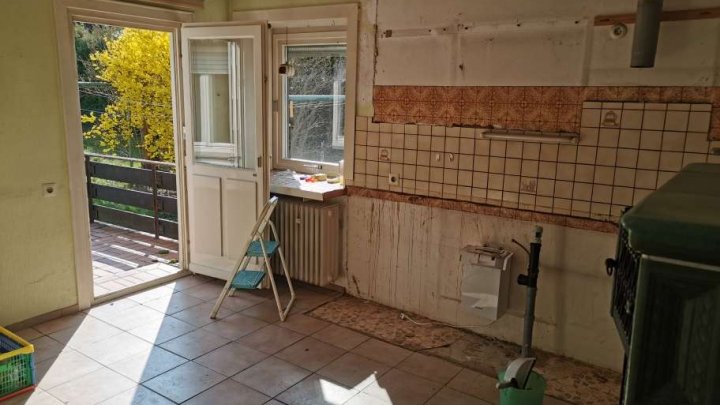 Kleines Haus auf großem Grundstück