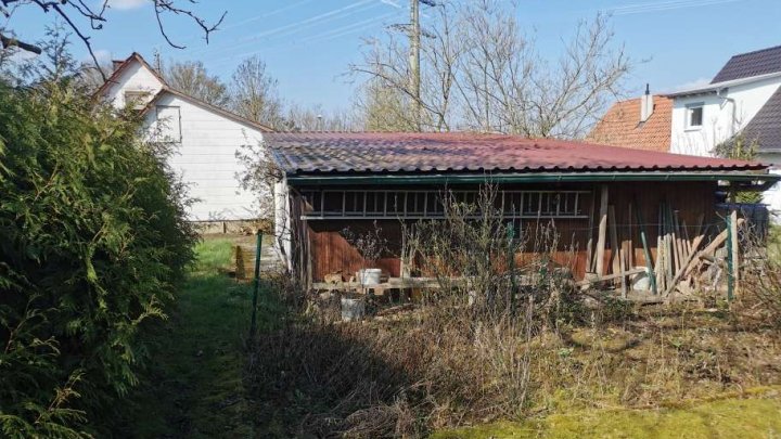 Kleines Haus auf großem Grundstück