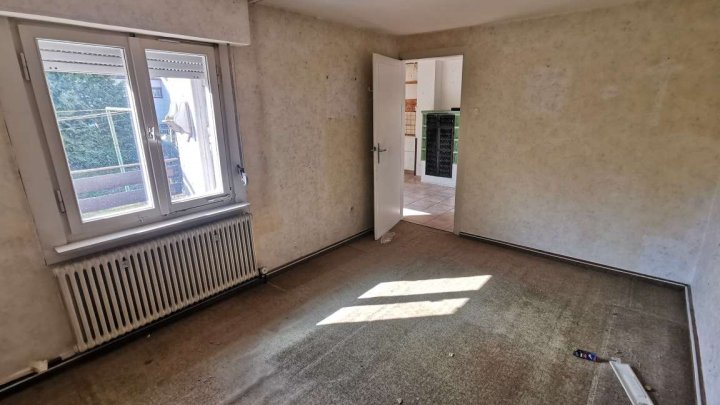 Kleines Haus auf großem Grundstück
