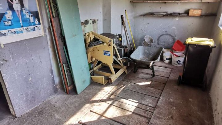 Kleines Haus auf großem Grundstück