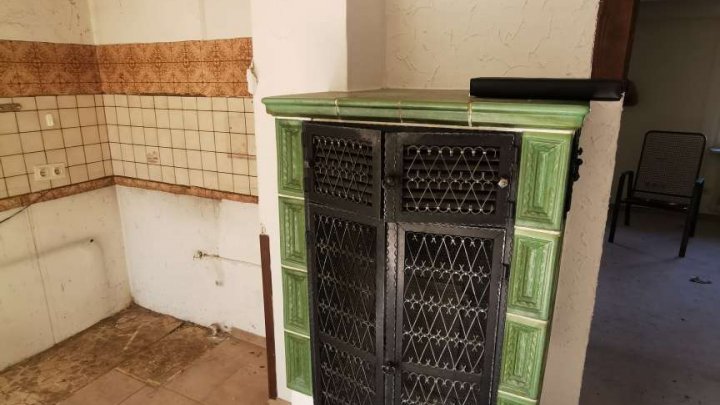 Kleines Haus auf großem Grundstück