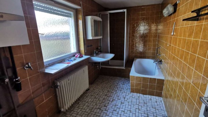 Kleines Haus auf großem Grundstück
