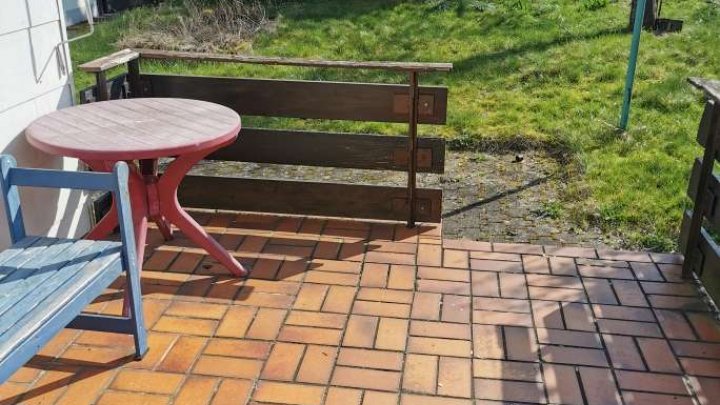 Kleines Haus auf großem Grundstück