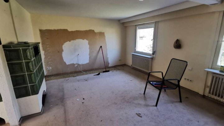 Kleines Haus auf großem Grundstück