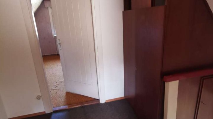 Kleines Haus auf großem Grundstück