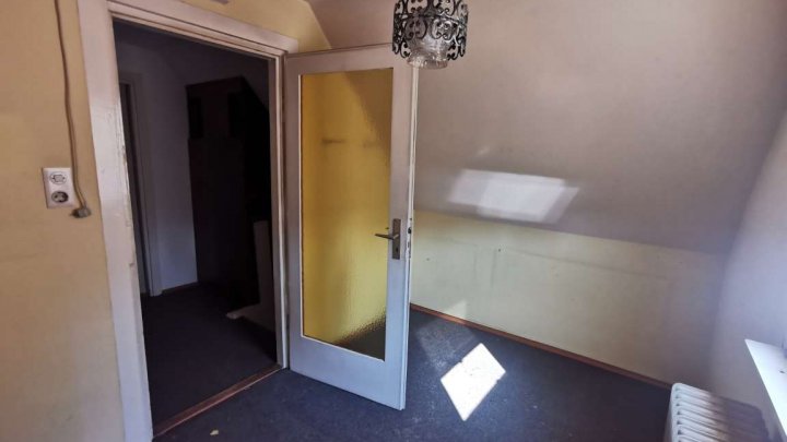 Kleines Haus auf großem Grundstück