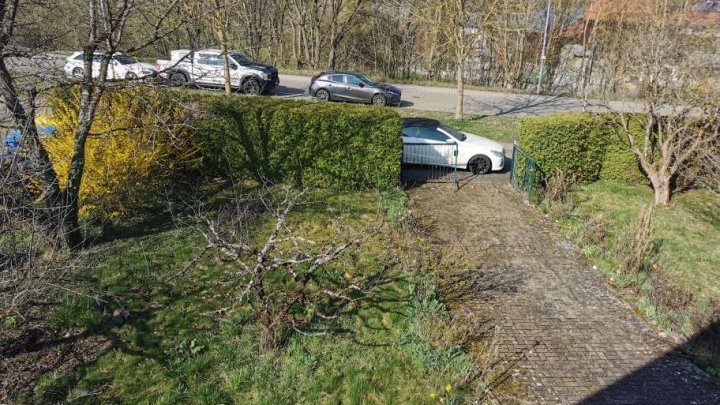 Kleines Haus auf großem Grundstück