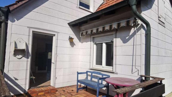 Kleines Haus auf großem Grundstück