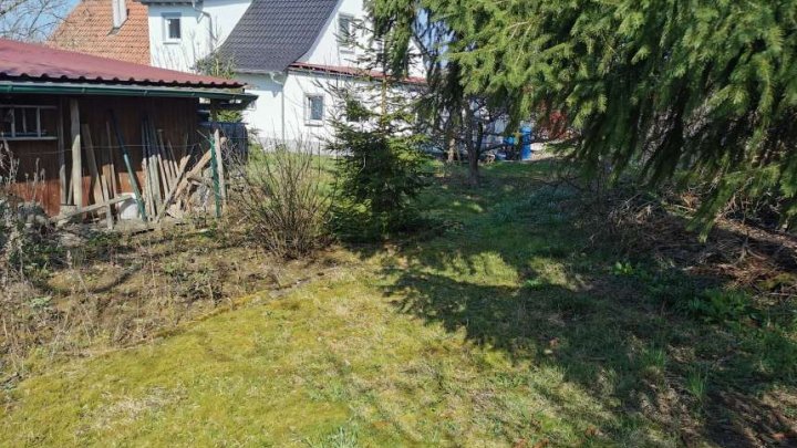 Kleines Haus auf großem Grundstück