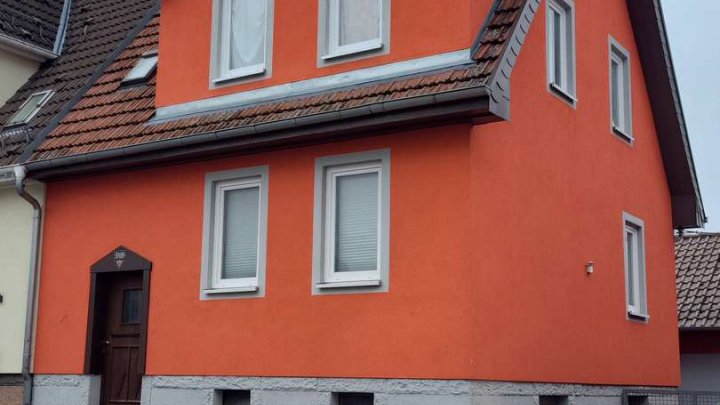 Sanierungsbedürftige Doppelhaushälfte mit Schuppen