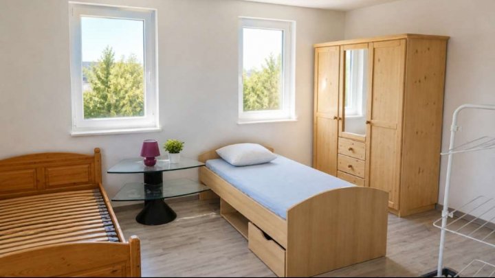 Sanierungsbedürftige Doppelhaushälfte mit Schuppen