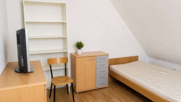 Sanierungsbedürftige Doppelhaushälfte mit Schuppen
