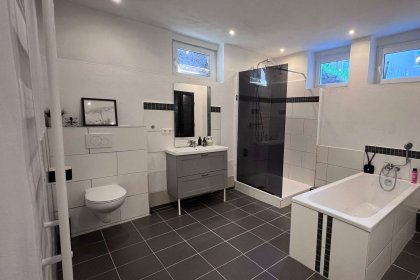 Bad mit Wanne und Dusche