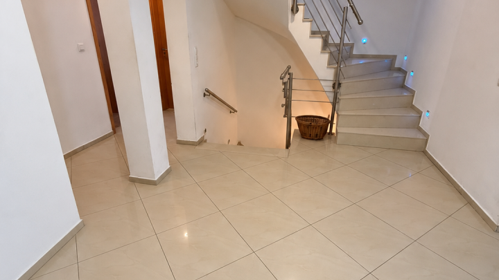 🏡 Modernes Zweifamilienhaus mit Doppelgarage in zentraler Lage von Pforzheim-Brötzingen