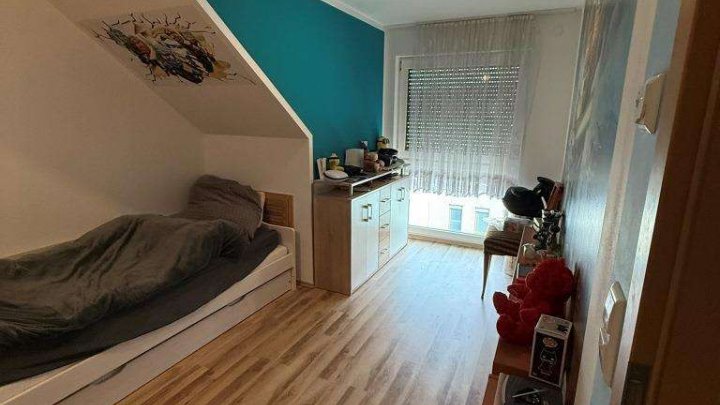 🏡 Modernes Zweifamilienhaus mit Doppelgarage in zentraler Lage von Pforzheim-Brötzingen