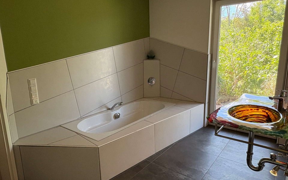 Badezimmer mit Dusche u. Wanne
