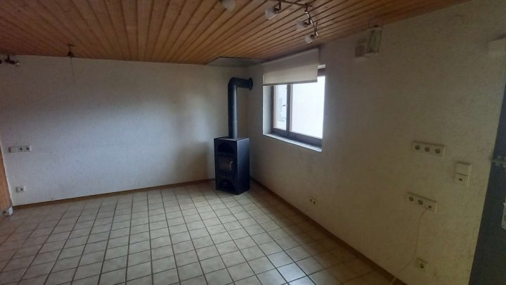 *Sanierungsbedürftiges Einfamilienwohnhaus mit großem Garten zu verkaufen*