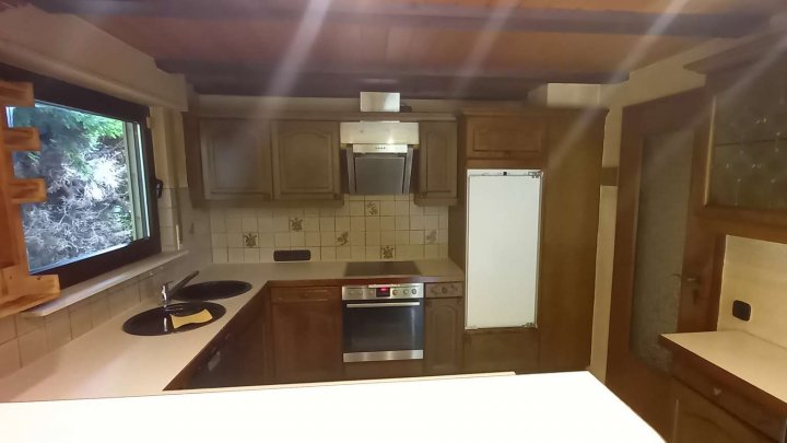 *Sanierungsbedürftiges Einfamilienwohnhaus mit großem Garten zu verkaufen*