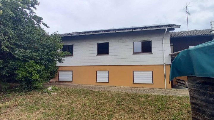 *Sanierungsbedürftiges Einfamilienwohnhaus mit großem Garten zu verkaufen*