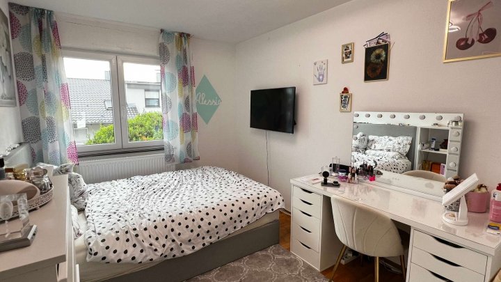 *Gepflegtes Haus mit 3 Wohnungen, Balkon, Terrasse &Garage zu verkaufen*