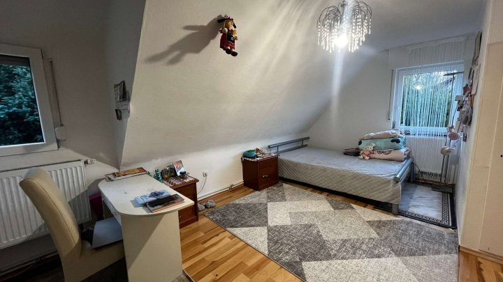 *Gepflegtes Haus mit 3 Wohnungen, Balkon, Terrasse &Garage zu verkaufen*