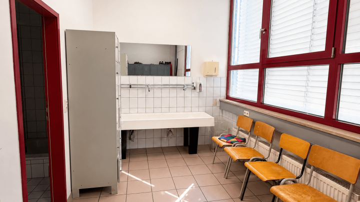 Attraktive Gewerbeimmobilie mit Büro-, Produktions- und Hallenflächen in Königsbach-Stein