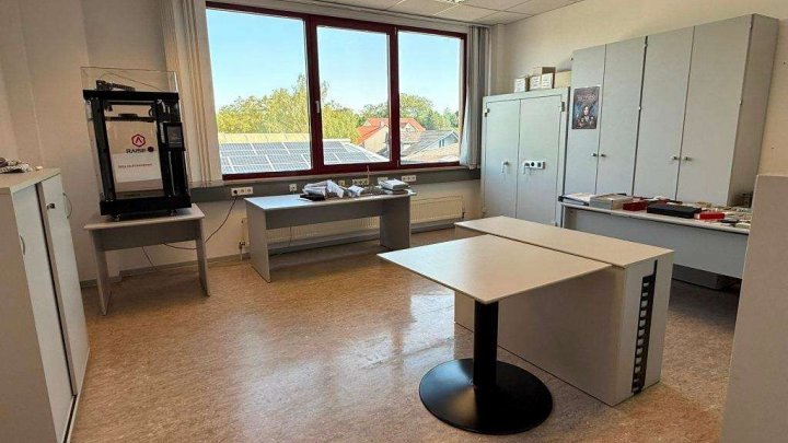 Attraktive Gewerbeimmobilie mit Büro-, Produktions- und Hallenflächen in Königsbach-Stein