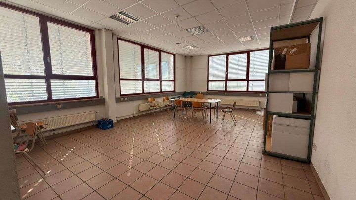 Attraktive Gewerbeimmobilie mit Büro-, Produktions- und Hallenflächen in Königsbach-Stein