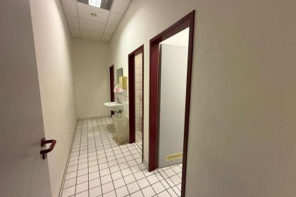 Sanitäranlagen 1. OG Büro- & Produktionsgebäude (GR 22)