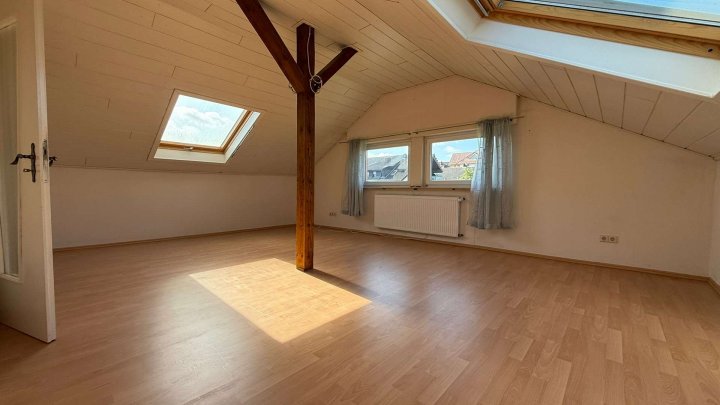 ***Großzügiges EFH mit Garten, Terrasse und 2 Garagen in ruhiger Sackgassenlage***