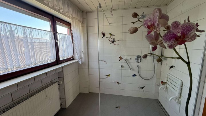 ***Großzügiges EFH mit Garten, Terrasse und 2 Garagen in ruhiger Sackgassenlage***