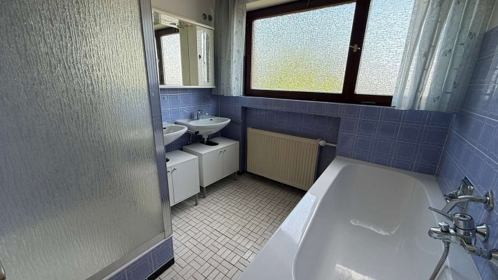 ***Großzügiges EFH mit Garten, Terrasse und 2 Garagen in ruhiger Sackgassenlage***