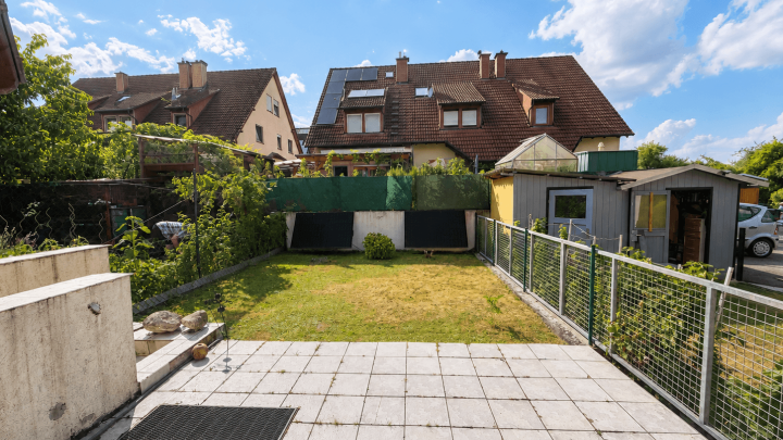 Ruhe vor der Haustür, Stadt in Reichweite – Reihenmittelhaus in Pforzheim-Hagenschießsiedlung