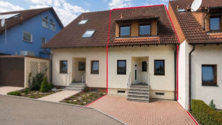 Ruhe vor der Haustür, Stadt in Reichweite – Reihenmittelhaus in Pforzheim-Hagenschießsiedlung