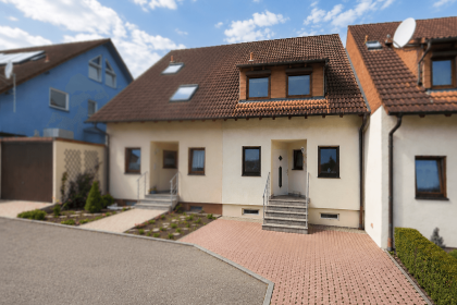 Außenansicht Eingangsbereich mit Stellplatz