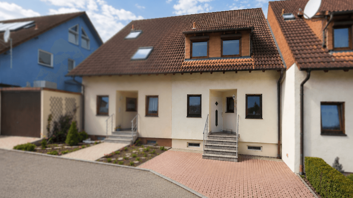 Ruhe vor der Haustür, Stadt in Reichweite – Reihenmittelhaus in Pforzheim-Hagenschießsiedlung