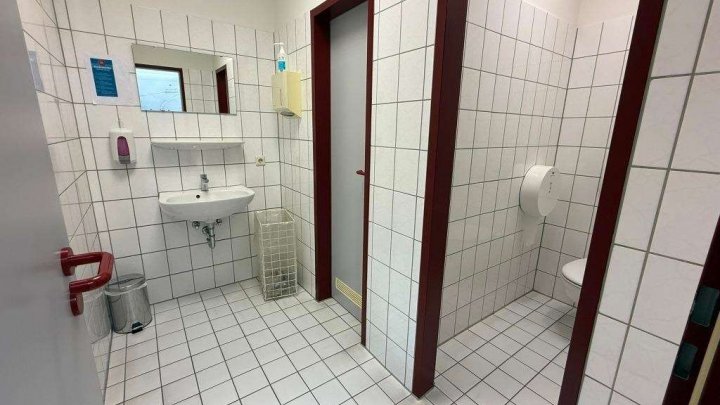 Attraktive Gewerbeimmobilie mit Büro-, Produktions- und Hallenflächen in Königsbach-Stein