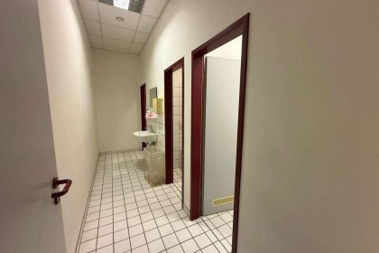 Sanitäranlagen 1. OG Büro- & Produktionsgebäude (GR 22)
