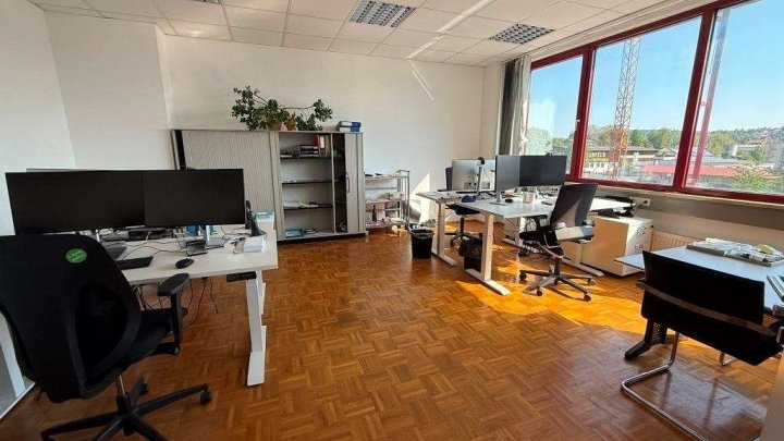 Attraktive Gewerbeimmobilie mit Büro-, Produktions- und Hallenflächen in Königsbach-Stein