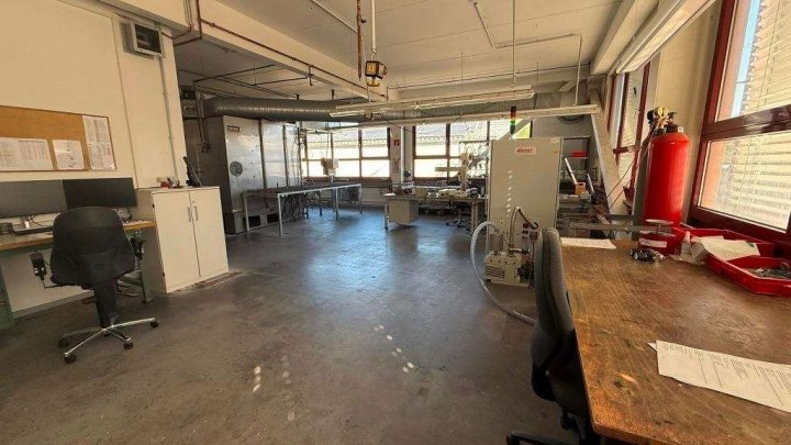 Attraktive Gewerbeimmobilie mit Büro-, Produktions- und Hallenflächen in Königsbach-Stein