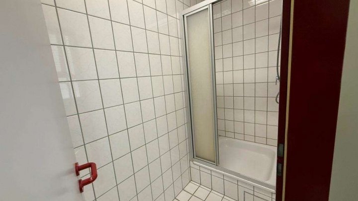 Attraktive Gewerbeimmobilie mit Büro-, Produktions- und Hallenflächen in Königsbach-Stein