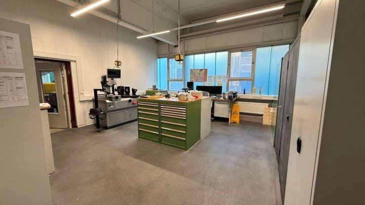 Attraktive Gewerbeimmobilie mit Büro-, Produktions- und Hallenflächen in Königsbach-Stein