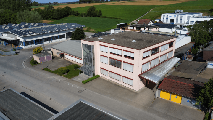 Attraktive Gewerbeimmobilie mit Büro-, Produktions- und Hallenflächen in Königsbach-Stein