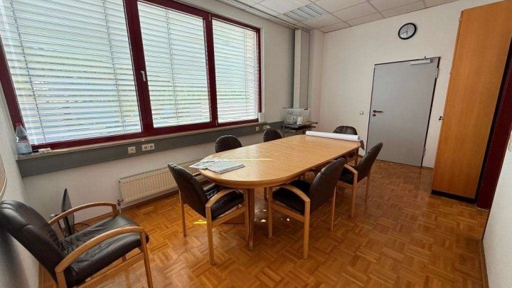 Attraktive Gewerbeimmobilie mit Büro-, Produktions- und Hallenflächen in Königsbach-Stein