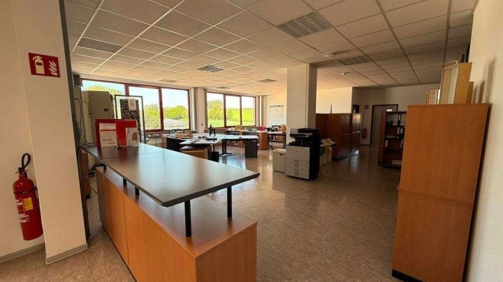 Attraktive Gewerbeimmobilie mit Büro-, Produktions- und Hallenflächen in Königsbach-Stein