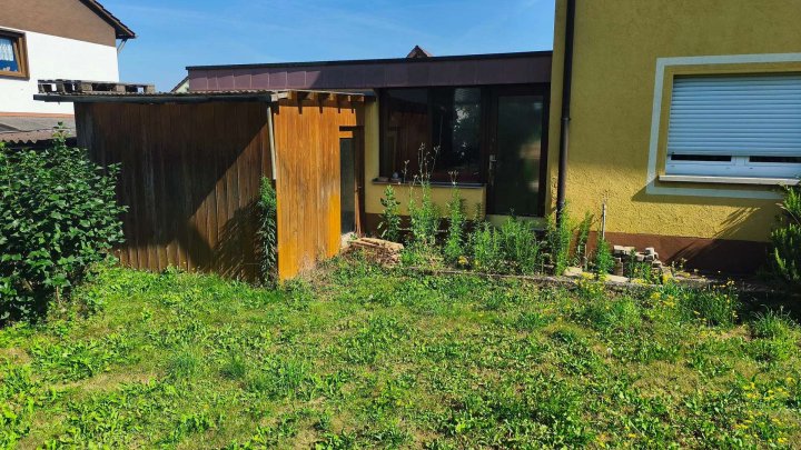 Viel Platz für die ganze Familie: Großzügiges Zweifamilienhaus mit idyllischem Garten