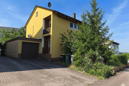 Vorderansicht mit Garage links